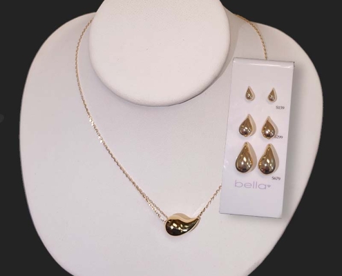 10kt yellow gold tear drop pendant on gold chain with matching earrings